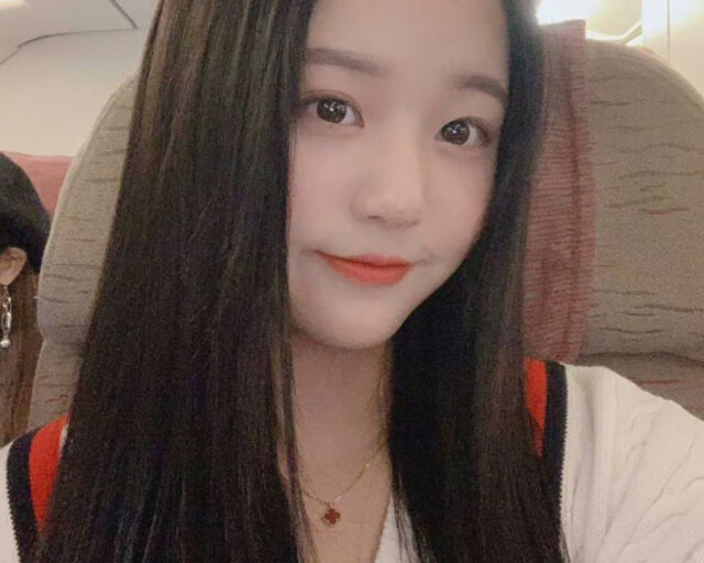 장원영은 '아이즈원' 시절부터 팬이 선물로 준 목걸이를 착용하고 있다. / 장원영 소셜미디어 캡처