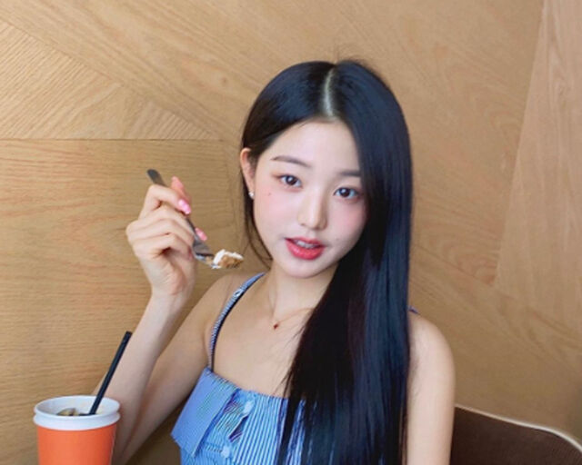 장원영이 사복패션에도 팬이 선물한 목걸이를 차고 있다. / 장원영 소셜미디어 캡처