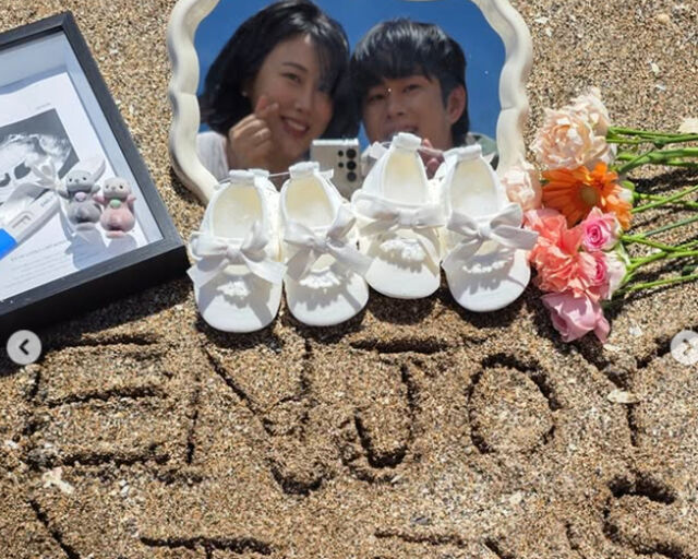 임라라와 손민수가 해변에 아기 신발과 임신 테스트기를 올려두고 사진을 찍고 있다. / 임라라 SNS