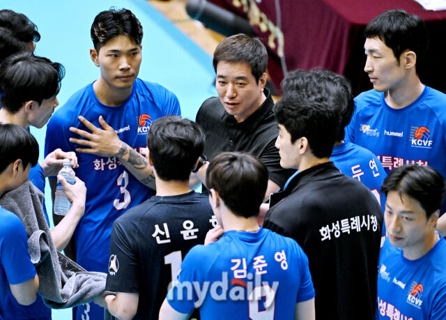 10일 오후 충청북도 단양군 단양국민체육센터에서 '2025 한국실업배구연맹&프로배구 퓨처스 챔프전 단양대회' 남자부 결승전 현대캐피탈과 화성특례시청의 경기가 열렸다.<br><br>화성시청 임태복 감독이 작전지시를 하고 있다./단양=송일섭 기자