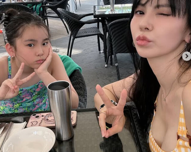 김지우가 딸과 함께 수영장을 찾았다. / 김지우 소셜미디어