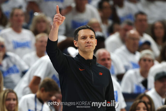 데이그널트 감독이 인디애나 페이서스와 2024-2025 NBA 파이널 1차전에서 선수들에게 손짓을 하고 있다. /게티이미코리아