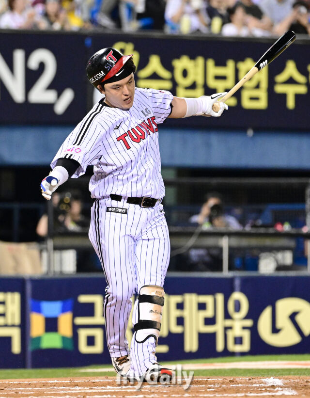 2025년 7월 10일 오후 서울 잠실구장에서 '2025 신한 SOL뱅크 KBO 리그' 키움 히어로즈와 LG 트윈스의 경기.<br><br>LG 박동원이 6회말 1사 1루서 삼진을 당하고 있다./마이데일리