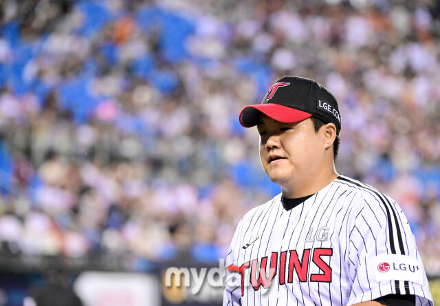 2025년 7월 10일 오후 서울 잠실구장에서 '2025 신한 SOL뱅크 KBO 리그' 키움 히어로즈와 LG 트윈스의 경기.<br><br>LG 장현식이 7회초 무실점으로 막은 뒤 더그아웃으로 들어가고 있다./마이데일리