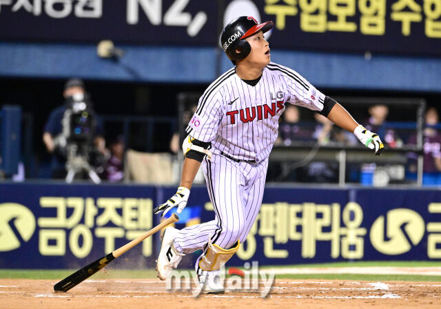 2025년 7월 10일 오후 서울 잠실구장에서 '2025 신한 SOL뱅크 KBO 리그' 키움 히어로즈와 LG 트윈스의 경기.<br><br>LG 박관우가 7회말 1사 1루서 대타로 나와 동점 투런포를 치고 있다./마이데일리