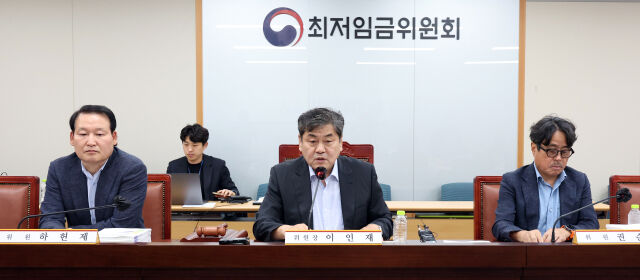 이인재 최저임금위원장이 10일 밤 세종시 정부세종청사에서 2026년도 적용 최저임금이 1만 320원으로 결정됐다고 밝히고 있다. /뉴시스