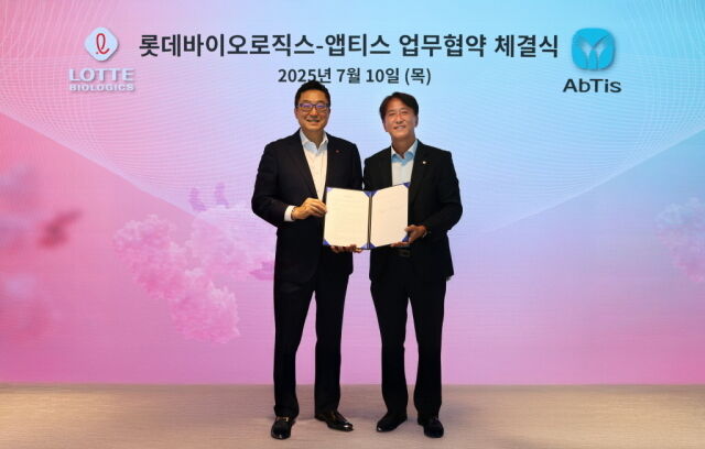 박제임스 롯데바이오로직스 대표이사(왼쪽)와 한태동 앱티스 대표이사가 업무협약 체결식에서 기념사진을 촬영하고 있다. /롯데바이오로직스