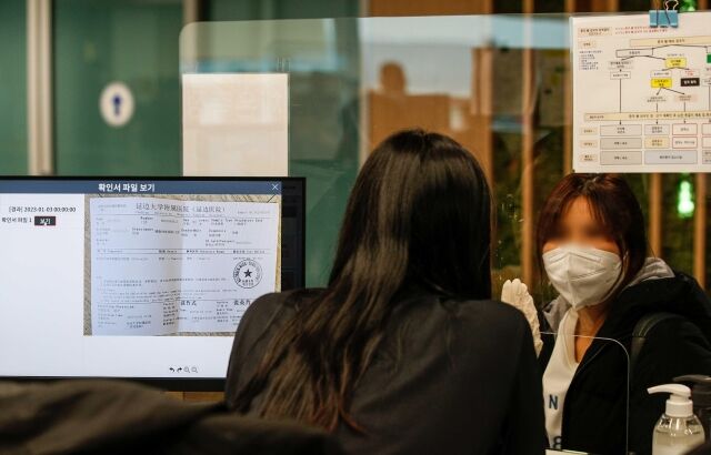 인천국제공항 제1여객터미널 입국장에서 공항 관계자가 큐코드 확인을 하고 있다. /뉴시스