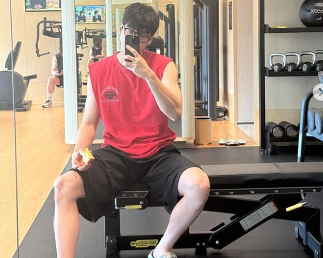 차은우의 팔에 근육과 힘줄이 보여 팬들을 설레게 만들었다. / 차은우 소셜미디어 
