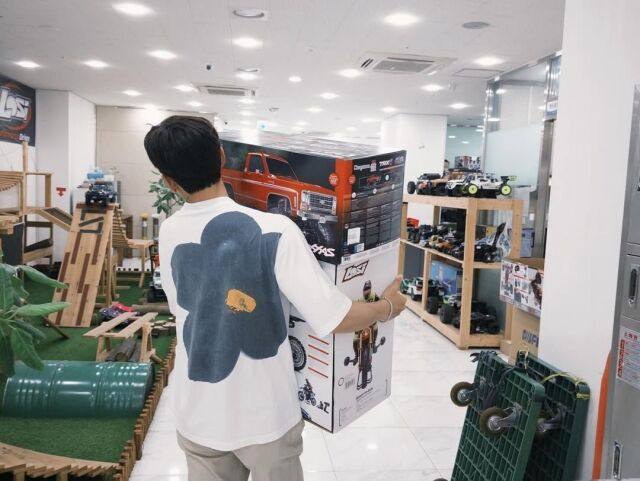 배우 지창욱이 아이처럼 환한 미소를 보였다. / 지창욱 인스타그램 캡처