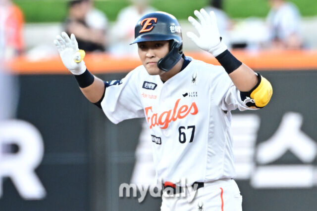 11일 대전 한화생명 볼파크 야구장에서 열린 2025 신한 SOL뱅크 KBO 올스타 프라이데이' 남부 올스타(상무·KT·삼성·NC·롯데·KIA) - 북부 올스타(한화·SSG·LG·두산·고양 히어로즈) 경기. 북부 한지윤이 3회에 2타점 적시타를 친 후 기뻐하고 있다./마이데일리