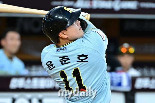11일 대전 한화생명 볼파크 야구장에서 열린 2025 신한 SOL뱅크 KBO 올스타 프라이데이' 남부 올스타(상무·KT·삼성·NC·롯데·KIA) - 북부 올스타(한화·SSG·LG·두산·고양 히어로즈) 경기. 남부 윤준호(상무)가 5회초 타구를 바라보고 있다./마이데일리