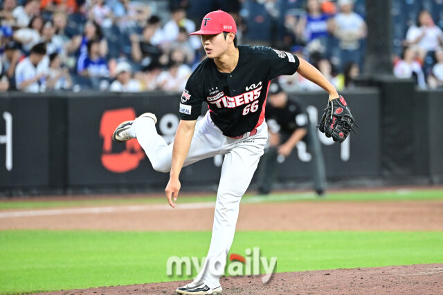11일 대전 한화생명 볼파크 야구장에서 열린 2025 신한 SOL뱅크 KBO 올스타 프라이데이' 남부 올스타(상무·KT·삼성·NC·롯데·KIA) - 북부 올스타(한화·SSG·LG·두산·고양 히어로즈) 경기. 남부 이도현(KIA) 5회말에 교체되 마운드에 올라 힘차게 투구하고 있다./마이데일리