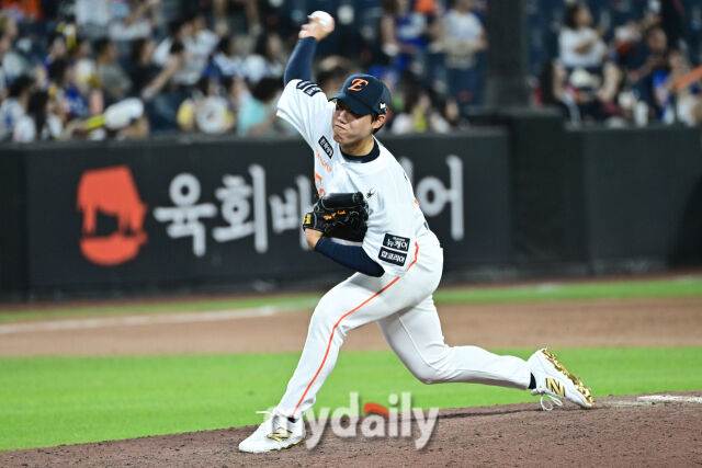 11일 대전 한화생명 볼파크 야구장에서 열린 2025 신한 SOL뱅크 KBO 올스타 프라이데이' 남부 올스타(상무·KT·삼성·NC·롯데·KIA) - 북부 올스타(한화·SSG·LG·두산·고양 히어로즈) 경기. 북부 원종혁(한화)이 7회초 마운드에 올라 힘차게 투구하고 있다./마이데일리