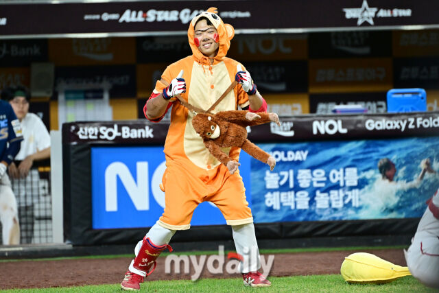 11일 대전 한화생명 볼파크 야구장에서 열린 2025 신한 SOL뱅크 KBO 올스타 프라이데이' 남부 올스타(상무·KT·삼성·NC·롯데·KIA) - 북부 올스타(한화·SSG·LG·두산·고양 히어로즈) 경기. 남부 박재현이 8회초 1사 1루에 타석에 들어서며 바나나 알러지원숭이 춤을 추고 있다./마이데일리