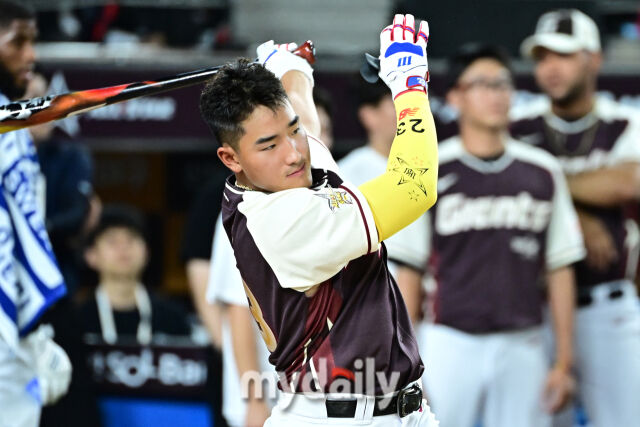 11일 대전 한화생명 볼파크 야구장에서 열린 2025 신한 SOL뱅크 KBO 올스타 프라이데이 컴투스프로야구 홈런더비. KT 안현민이 홈런을 치고 있다./대전=한혁승 기자