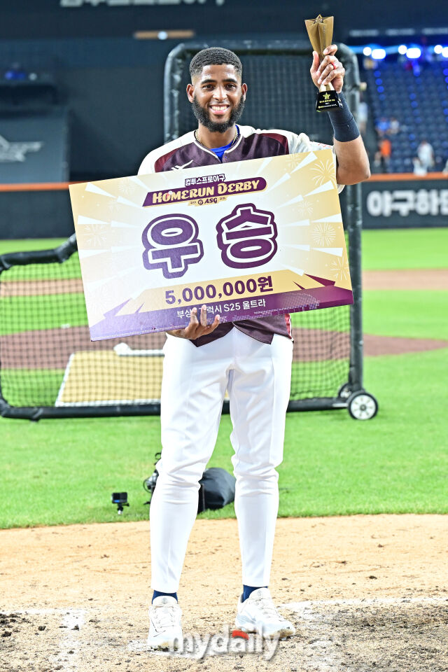 11일 대전 한화생명 볼파크 야구장에서 열린 2025 신한 SOL뱅크 KBO 올스타 프라이데이 컴투스프로야구 홈런더비. 삼성 디아즈가 우승을 차지한 후 포즈를 취하고 있다./대전=한혁승 기자 handoto@mydaily.co.kr