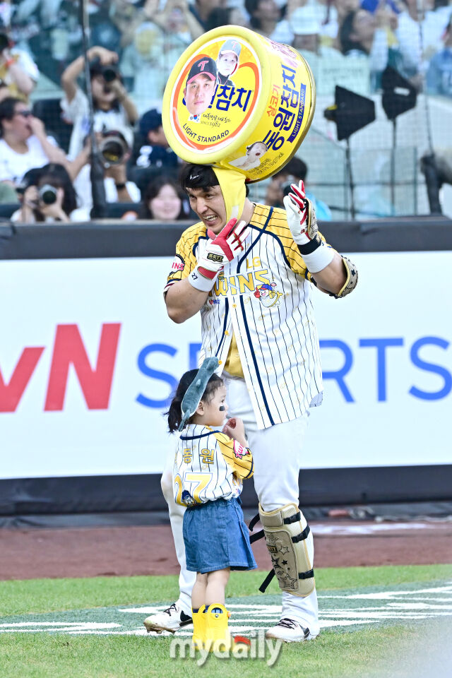 12일 대전 한화생명 볼파크 야구장에서 열린 '2025 신한 SOL뱅크 KBO 올스타' 드림 올스타(삼성·두산·KT·SSG·롯데) - 나눔 올스타(KIA·LG·한화·NC·키움) 경기. 나눔 박동원이 1회말 2사 2루에 '동원참치' 패션으로 딸과 함께 타석에 들어서고 있다./대전=한혁승 기자
