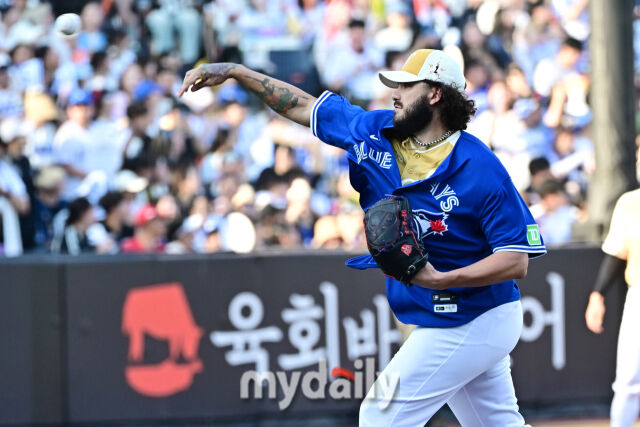 12일 대전 한화생명 볼파크 야구장에서 열린 '2025 신한 SOL뱅크 KBO 올스타' 드림 올스타(삼성·두산·KT·SSG·롯데) - 나눔 올스타(KIA·LG·한화·NC·키움) 경기. 나눔 선발 폰세가 류현진의 메이저리그 유니폼을 입고 투구하고 있다./대전=한혁승 기자