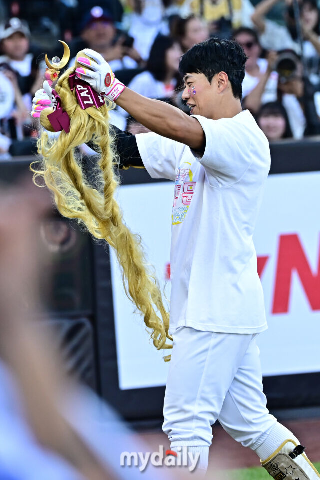 12일 대전 한화생명 볼파크 야구장에서 열린 '2025 신한 SOL뱅크 KBO 올스타' 드림 올스타(삼성·두산·KT·SSG·롯데) - 나눔 올스타(KIA·LG·한화·NC·키움) 경기. 나눔 송성문이 1회말 1사 1-2루에 세일러문으로 변장해 타석에 들어서고 있다./대전=한혁승 기자