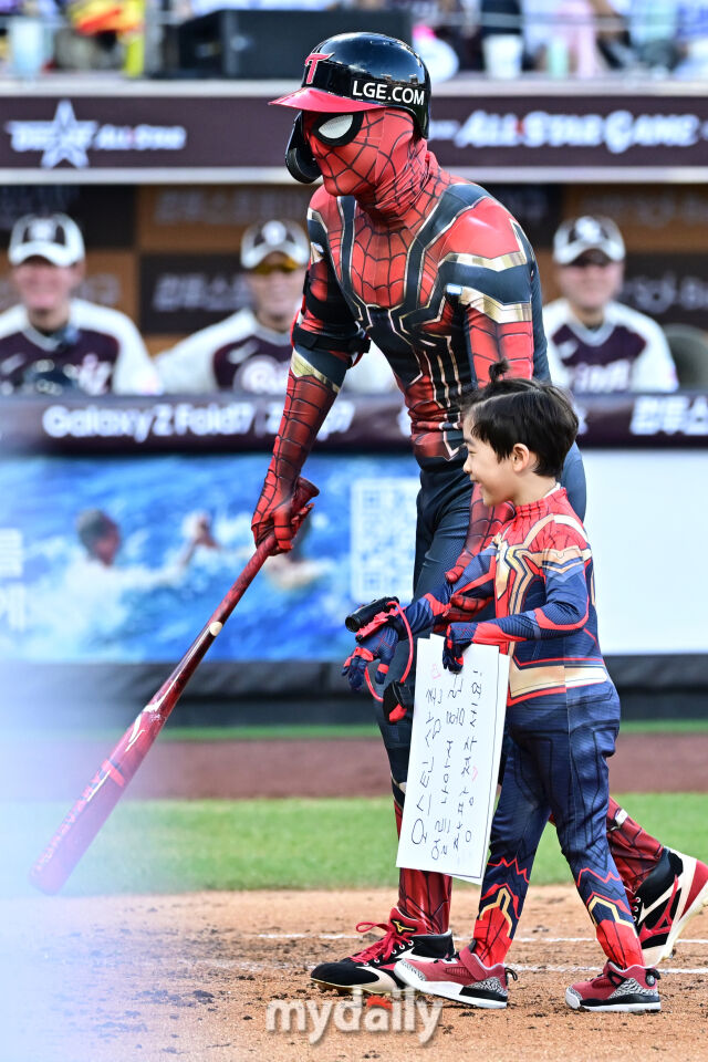 12일 대전 한화생명 볼파크 야구장에서 열린 '2025 신한 SOL뱅크 KBO 올스타' 드림 올스타(삼성·두산·KT·SSG·롯데) - 나눔 올스타(KIA·LG·한화·NC·키움) 경기. 나눔 박해민이 1회말 2사 1루에 아들과 함께 스파이더맨 패션으로 타석에 들어섰다./대전=한혁승 기자