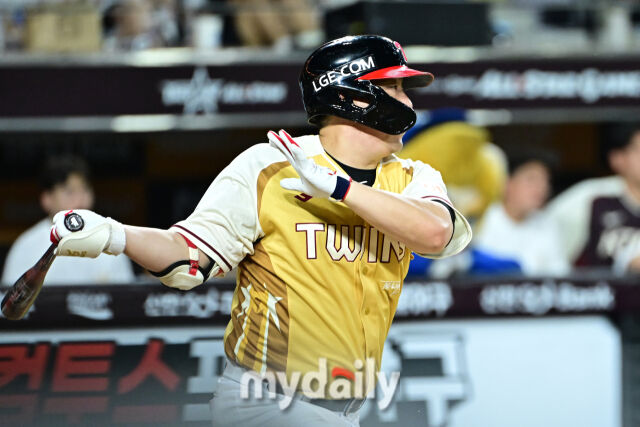 12일 대전 한화생명 볼파크 야구장에서 열린 '2025 신한 SOL뱅크 KBO 올스타' 드림 올스타(삼성·두산·KT·SSG·롯데) - 나눔 올스타(KIA·LG·한화·NC·키움) 경기. 드림 김현수가 6회말 1사 1루에 타격을 하고 있다./대전=한혁승 기자