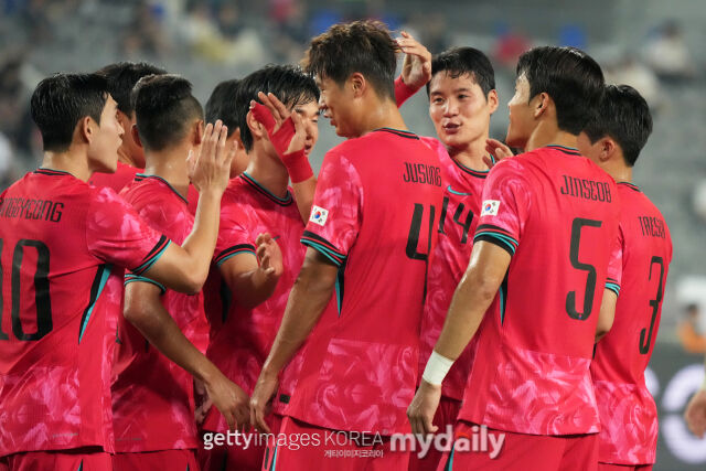 한국 선수들이 7일 중국전에서 골을 넣은 뒤 기뻐하고 있다. /게티이미지코리아