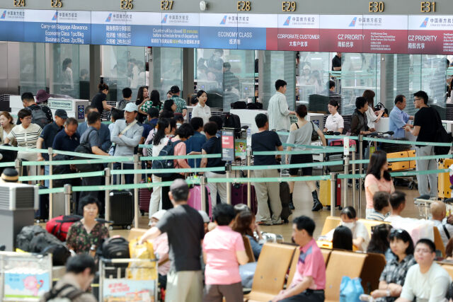지난 6일 인천국제공항 제1여객터미널 출국장에서 중국 항공사 체크인 카운터가 이용객들로 북적이고 있다. /뉴시스