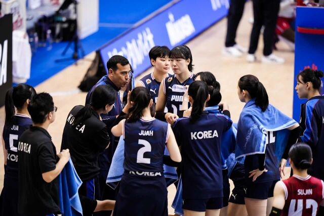 프랑스전을 치르고 있는 선수단./FIVB
