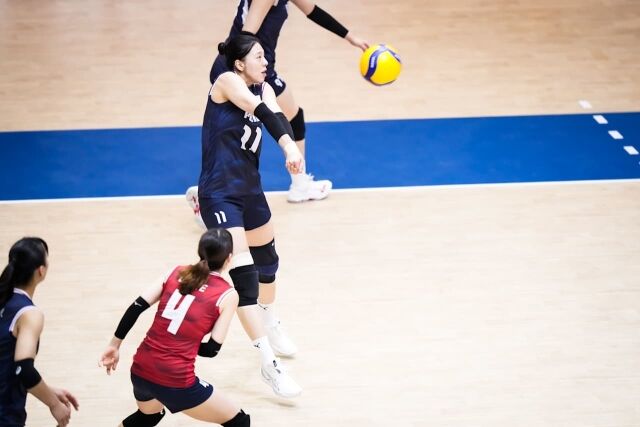 리시브하는 육서영./FIVB