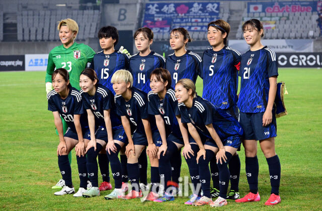 이 13일 오후 경기도 화성시종합경기타운 주경기장에서 진행된 2025년 동아시아축구연맹(EAFF) E-1 챔피언십(동아시안컵) 여자부 대한민국-일본과의 경기에서 일본 선수들이 기념촬영을 하고 있다./화성종합경기타운=곽경훈 기자