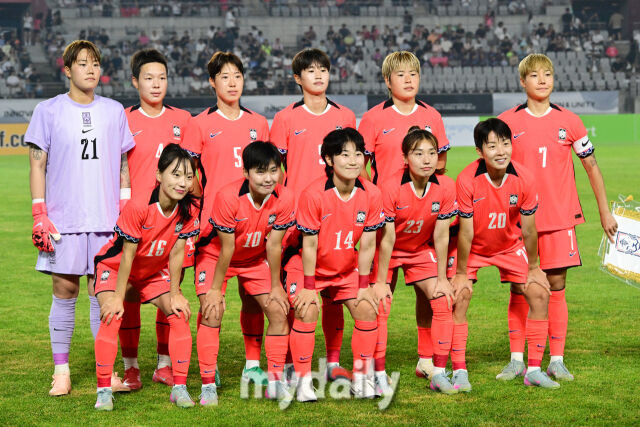 대한민국 여자축구대표팀이 13일 오후 경기도 화성시종합경기타운 주경기장에서 진행된 2025년 동아시아축구연맹(EAFF) E-1 챔피언십(동아시안컵) 여자부 일본과의 경기에서 기념촬영을 하고 있다./화성종합경기타운=곽경훈 기자