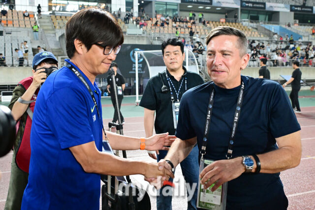 대한민국 신상우 갇목 닐스 닐센 일본 여자축구대표팀 감독과 13일 오후 경기도 화성시종합경기타운 주경기장에서 진행된 2025년 동아시아축구연맹(EAFF) E-1 챔피언십(동아시안컵) 여자부 경기 전 인사를 나누고 있다./화성종합경기타운=곽경훈 기자
