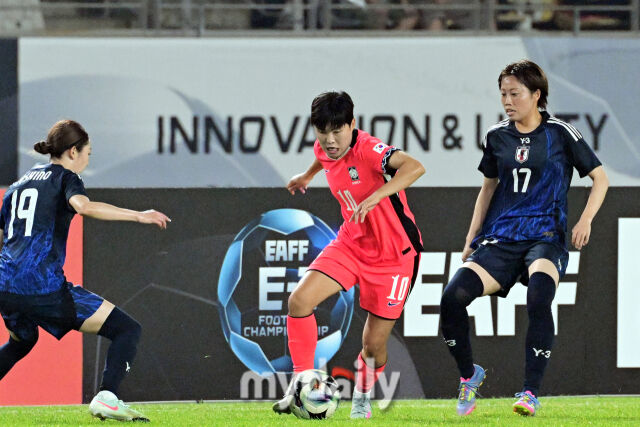 대한민국 여자 축구대표팀 지소연이 13일 오후 경기도 화성시종합경기타운 주경기장에서 진행된 2025년 동아시아축구연맹(EAFF) E-1 챔피언십(동아시안컵) 일본과의 경기에서 돌파를 하고 있다./화성종합경기타운=곽경훈 기자