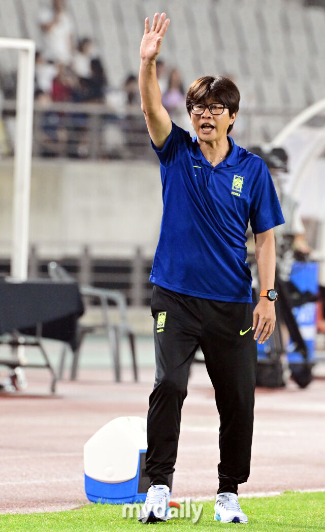 대한민국 여자 축구대표팀 신상우 감독이 13일 오후 경기도 화성시종합경기타운 주경기장에서 진행된 2025년 동아시아축구연맹(EAFF) E-1 챔피언십(동아시안컵) 일본과의 경기에서 어필을 하고 있다./화성종합경기타운=곽경훈 기자