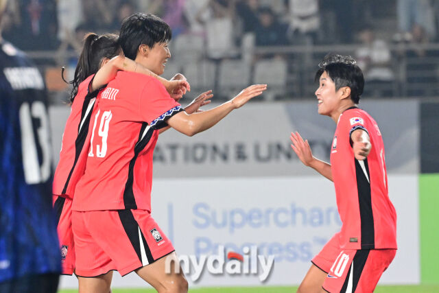 대한민국 여자 축구대표팀 정다빈이 13일 오후 경기도 화성시종합경기타운 주경기장에서 진행된 2025년 동아시아축구연맹(EAFF) E-1 챔피언십(동아시안컵) 일본과의 경기 후반 동점골을 넣은 뒤 기뻐하고 있다./화성종합경기타운=곽경훈 기자