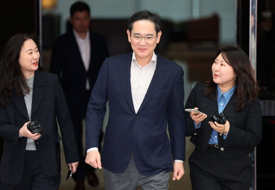 일본 출장을 마친 이재용 회장이 지난달 9일 서울 강서구 김포비즈니스항공센터(SGBAC)로 귀국하고 있다. /뉴시스