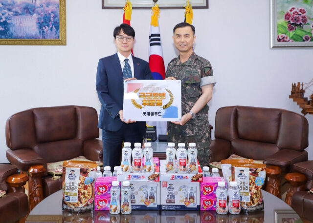 위문품 전달식에 위세량 롯데웰푸드 커뮤니케이션부문장(왼쪽)과 제17보병사단 부대 관계자들이 참석했다. /롯데웰푸드