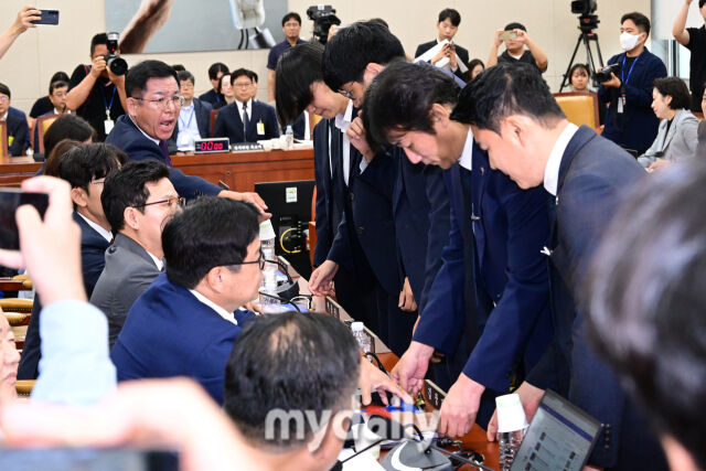 14일 오전 서울 여의도 국회 과학기술정보방송통신위원회에서 진행된 배경훈 과학기술정보통신부 장관 후보자 인사청문회에서 최민희 위원장이 경위들에게 국회법에 따라 국민의힘 피켓을 뗄 것을 지시하면서 국민의 힘 의원과 국회 경위가 대치를 하고 있다. /곽경훈 기자
