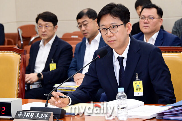 배경훈 과학기술정보통신부 장관 후보자가 14일 오후 서울 여의도 국회에서 진행된 과학기술정보방송통신위원회 인사청문회에서 질의에 답하고 있다. /곽경훈 기자