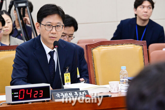 배경훈 과학기술정보통신부 장관 후보자가 14일 오후 서울 여의도 국회에서 진행된 과학기술정보방송통신위원회 인사청문회에서 질의에 답하고 있다. /곽경훈 기자