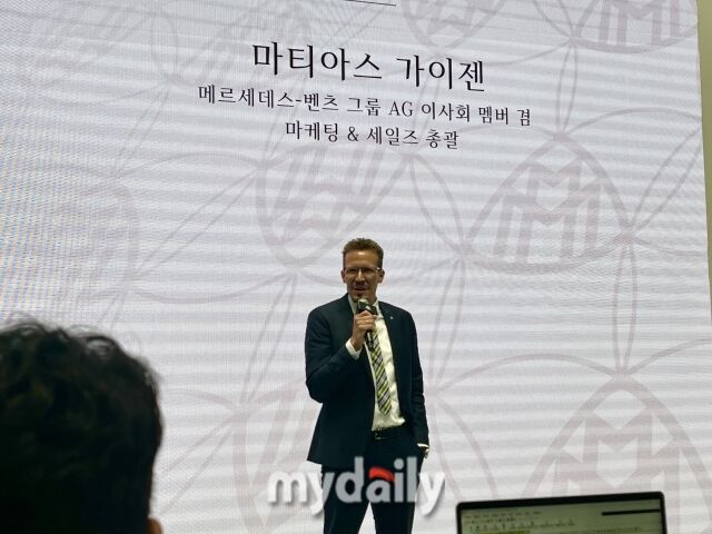 마티아스 가이젠 메르세데스-벤츠 그룹 AG 이사회 멤버 겸 마케팅·세일즈 총괄이 14일 서울 강남구 압구정로에서 열린 ‘마이바흐 브랜드센터’ 오픈 기념 간담회에서 설명하고 있다. /심지원 기자
