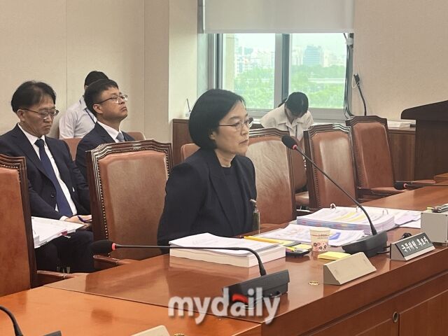한성숙 중소벤처기업부 장관 후보자가 15일 서울 여의도 국회 산업통상자원중소벤처기업위원회 전체회의에서 열린 인사청문회에서 질의를 듣고 있다. /심지원 기자