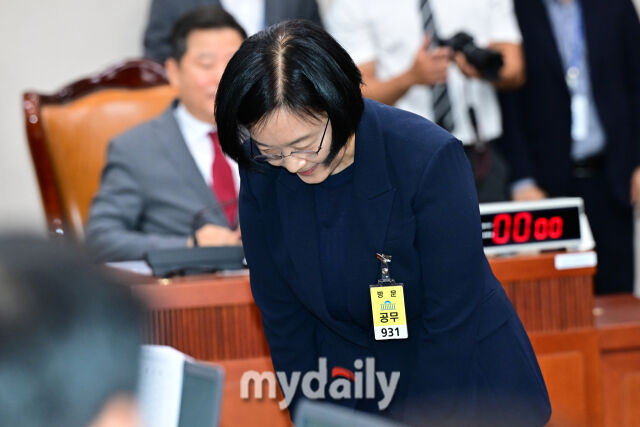 15일 서울 여의도 국회의사당에서 열린 장관 인사청문회에서 한성숙 중소벤처기업부 장관 후보자가 청문회에 참석해 국회의원에게 인사를 하고 있다. /한혁승 기자