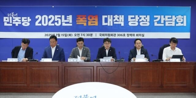 진성준 더불어민주당 정책위의장이 15일 서울 여의도 국회 의원회관에서 열린 2025년 폭염 대책 당정 간담회에서 발언하고 있다. /뉴시스