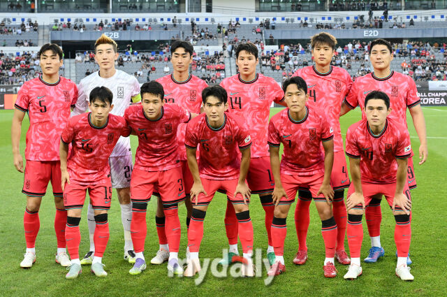 15일 오후 경기도 용인시 용인미르스타디움에서 진행된 ‘2025 동아시아축구연맹(EAFF) E-1 챔피언십(동아시안컵)’ 대한민국과 일본의 경기. 대한민국 대표팀 선수들이 포즈를 취하고 있다./송일섭 기자