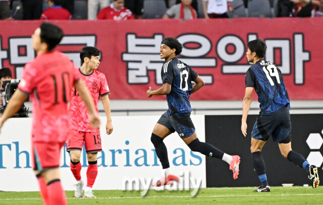 15일 오후 경기도 용인시 용인미르스타디움에서 진행된 ‘2025 동아시아축구연맹(EAFF) E-1 챔피언십(동아시안컵)’ 대한민국과 일본의 경기. 일본 대표팀 저메인 료가 전반 7분 선제골을 넣은 뒤 환호하고 있다./송일섭 기자