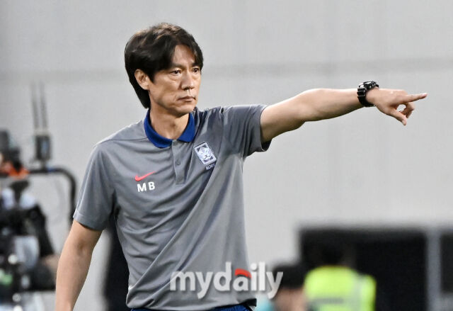15일 오후 경기도 용인시 용인미르스타디움에서 진행된 ‘2025 동아시아축구연맹(EAFF) E-1 챔피언십(동아시안컵)’ 대한민국과 일본의 경기. 홍명보 감독이 지시를 하고 있다./송일섭 기자