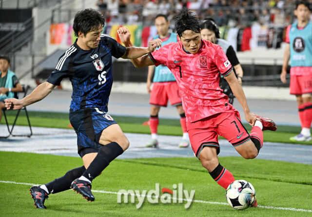 15일 오후 경기도 용인시 용인미르스타디움에서 진행된 ‘2025 동아시아축구연맹(EAFF) E-1 챔피언십(동아시안컵)’ 대한민국과 일본의 경기. 대한민국 나상호가 크로스를 올리고 있다./송일섭 기자
