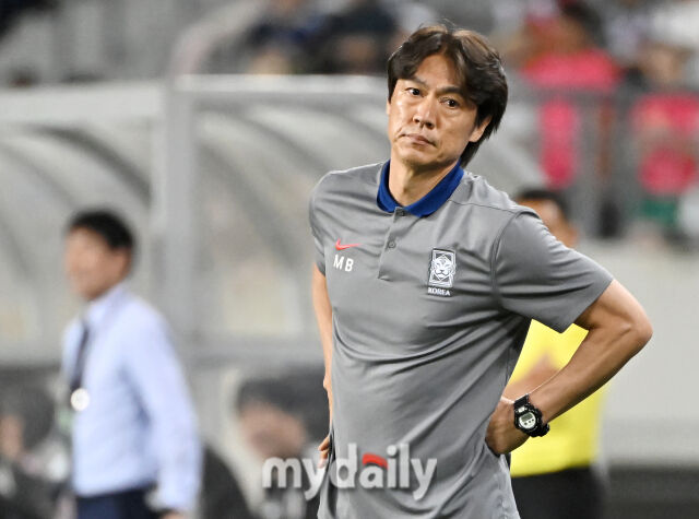 15일 오후 경기도 용인시 용인미르스타디움에서 진행된 ‘2025 동아시아축구연맹(EAFF) E-1 챔피언십(동아시안컵)’ 대한민국과 일본의 경기. 홍명보 감독이 선수들을 지켜보고 있다./송일섭 기자